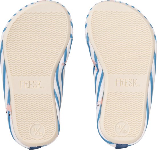 Onderkant van blauw gestreepte zwemschoentjes met antislipzool en krabjesprint. Merknaam FRESK.