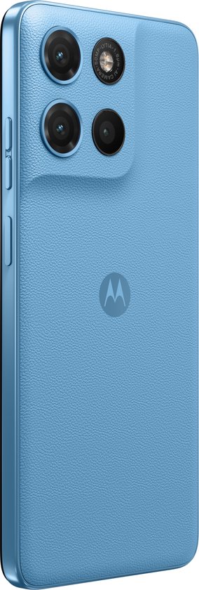 Achterkant van de blauwe Motorola Moto G17 Power telefoon met dubbele camera en Motorola logo.