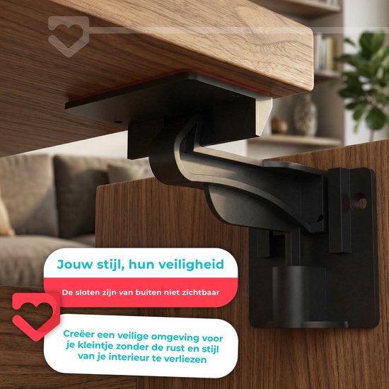 Een zwart kinderslot is onzichtbaar gemonteerd tussen twee houten meubels, met de tekst 'Jouw stijl, hun veiligheid'.