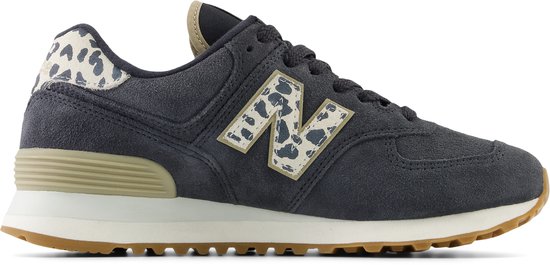 Zijaanzicht van grijze New Balance 574 sneaker met luipaardprint 'N' logo en bruine gumzool.