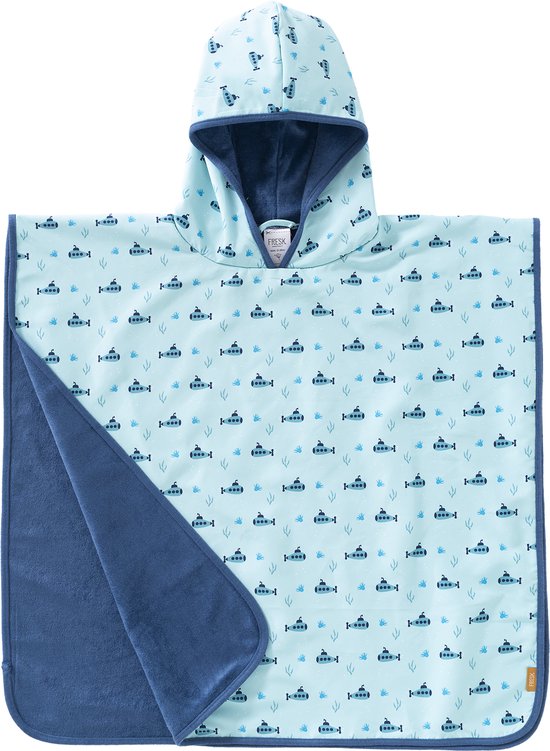 Poncho de bain bleu clair à capuche, orné d'un motif de sous-marins bleus et d'algues. L'intérieur est bleu foncé uni.