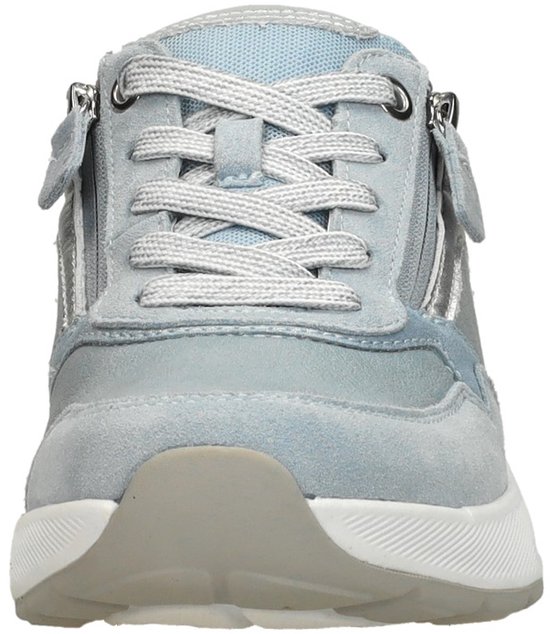 Voorkant lichtblauwe Gabor sneaker met veters en zilveren rits.