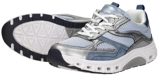 Lichtblauwe Gabor Rollingsoft sneakers met zilveren accenten en witte veters. De zool is wit met donkerblauwe rand.