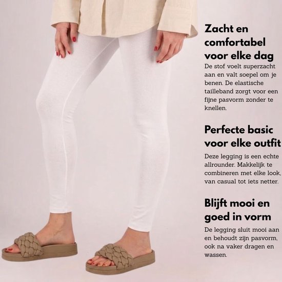Een vrouw draagt een witte legging met een beige top. De legging is zacht en comfortabel.