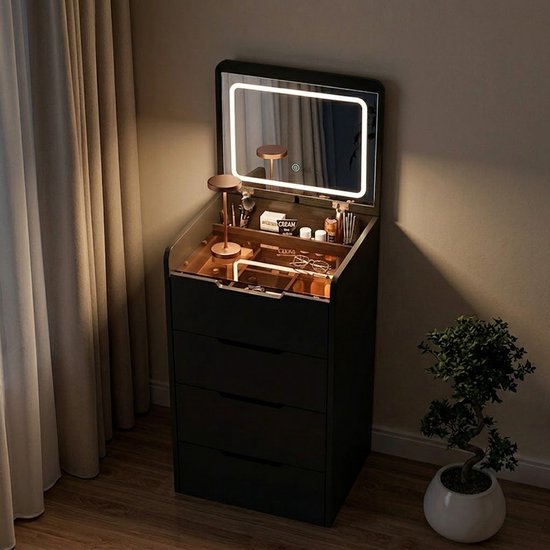 Zwarte kaptafel met spiegel en LED-verlichting, make-up opbergruimte, drie lades, naast gordijnen en een plant.