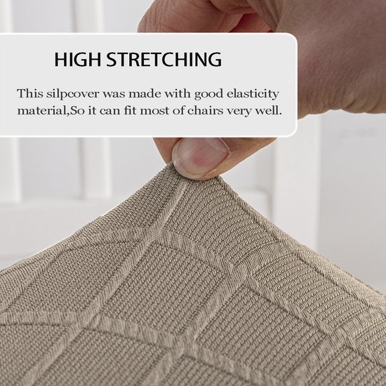Beige stoelhoes met ruitpatroon, uitgerekt om elasticiteit te tonen.
