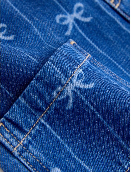 Blauwe denim jumpsuit met een all-over strikjesprint en zakken.
