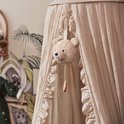 Naturelkleurige muziekhanger teddybeer met houten ring hangt in een hemel.