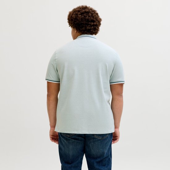 Lichtblauwe poloshirt, achterkant. Met een subtiele textuur en contrasterende boorden aan de mouwen en kraag.