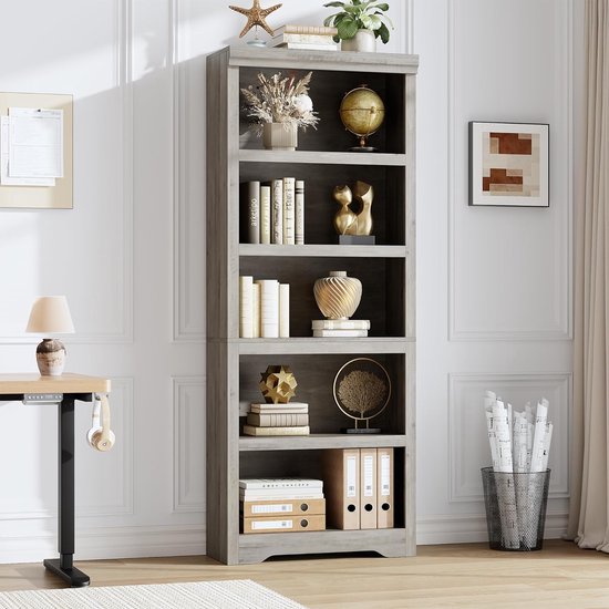 Grijze hoge boekenkast met 5 planken, gevuld met boeken, planten, een wereldbol, decoratieve objecten en mappen.