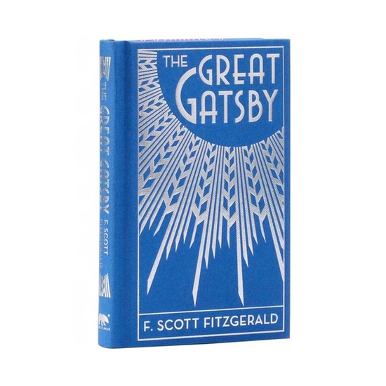Een blauw boek met de titel "The Great Gatsby" in zilveren letters en een zilveren abstract patroon.