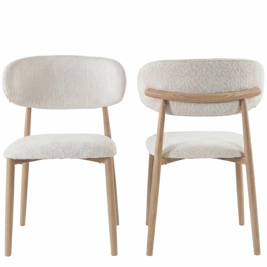 Twee beige eetkamerstoelen met stoffen zitting en rugleuning, en houten frame.