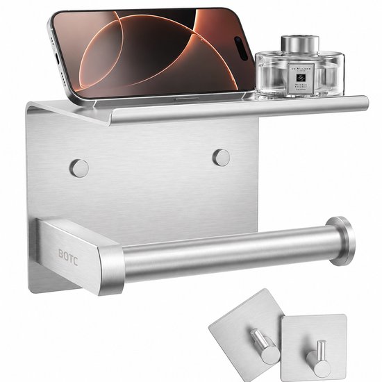 Porte-rouleau toilette argenté en métal brossé avec petite étagère supportant un smartphone et un diffuseur de parfum. Logo BOTC visible.