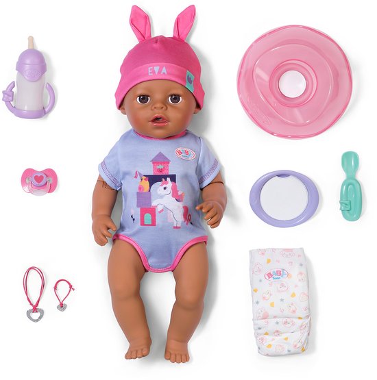 BABY born pop Eva in blauw romper met eenhoornprint, roze konijnenmuts en accessoires.