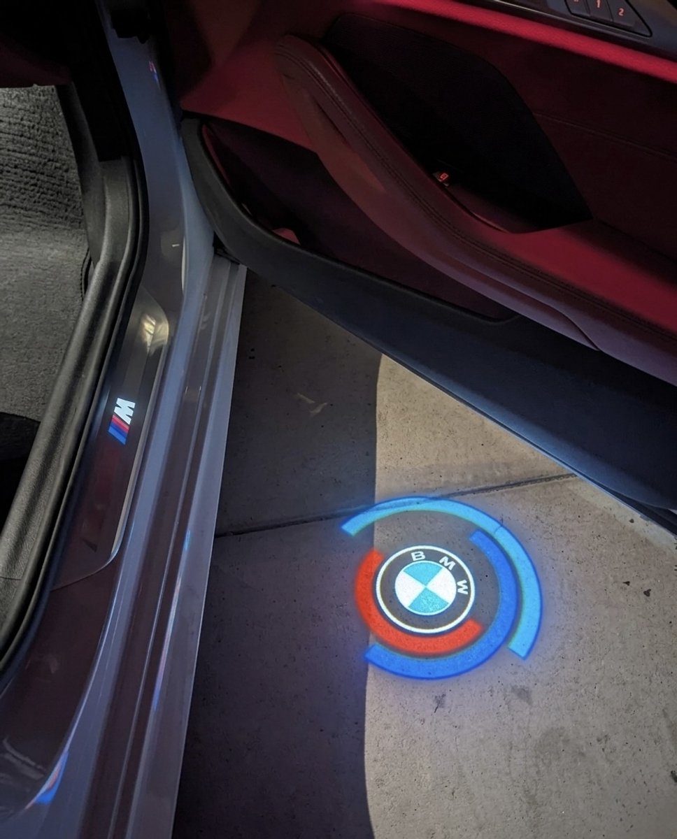 RD Customz® BMW Deur Logo Projector - Instapverlichting - 50 Jaar Jubileum - Autodeurverlichting - Auto interieur - BMW accessoires - Set van 2 - Portierverlichting - Laser Projector - 3/4/5/6/7 serie - M3/M5 - X1/X3/X4/X5/X6 - GT – foto 2