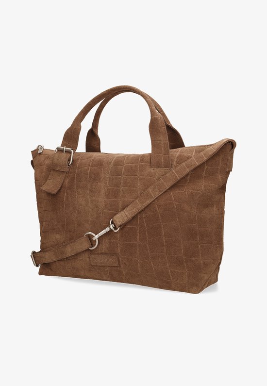 Bruine suède tas met krokodillenprint, met korte handvatten en lange schouderband, op grijze achtergrond.
