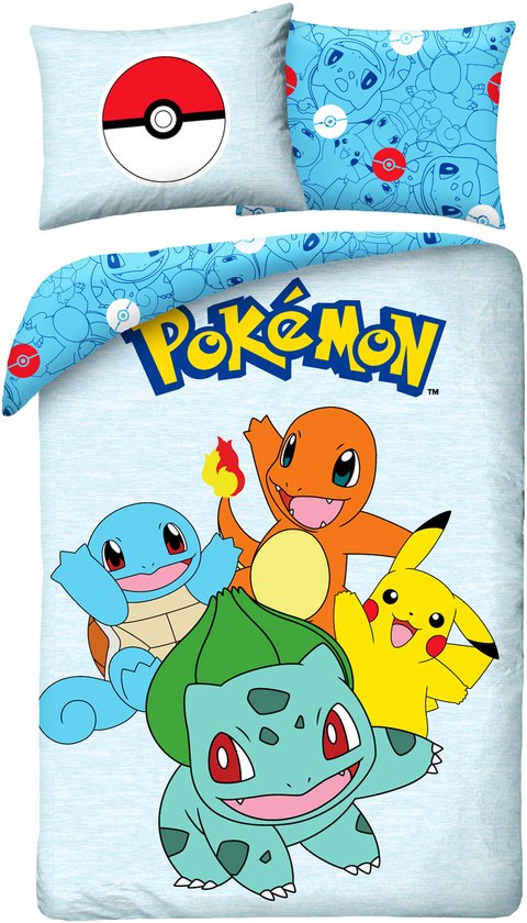 Lichtblauwe dekbedovertrek met Pokémon karakters Squirtle, Charmander, Bulbasaur en Pikachu, met Pokémon logo. Kussens met Pokeball motief.