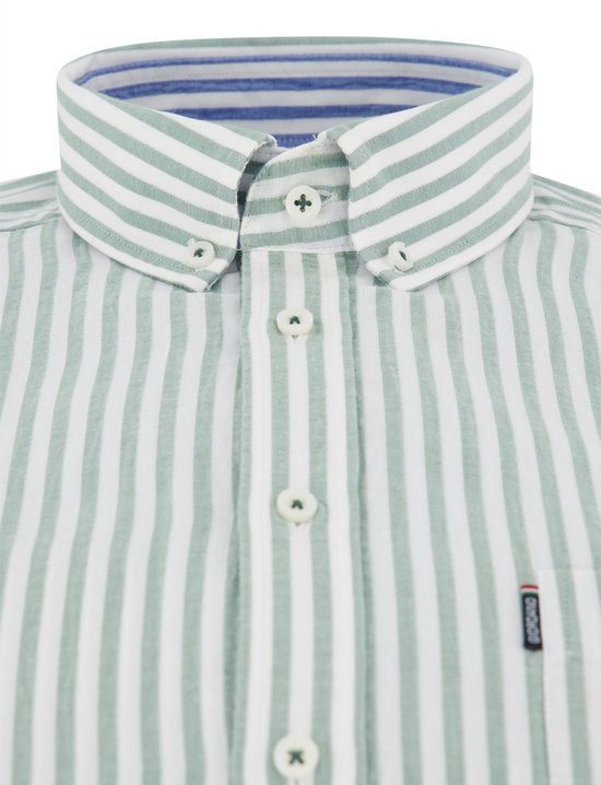 Detail van groen-wit gestreept overhemd met button-down kraag en blauwe strepen.