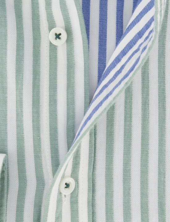 Detail van groen-wit gestreept overhemd met blauwe strepen aan de binnenkant kraag.
