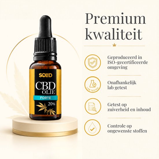 Amberkleurig flesje CBD olie 20% Forte met druppelaar op een beige sokkel. Premium kwaliteit, geproduceerd in ISO-gecertificeerde omgeving.