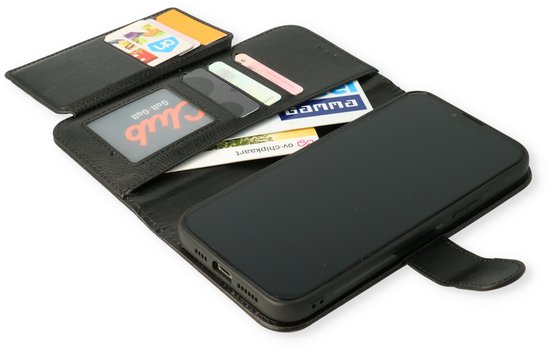 Zwarte Casemania portemonnee telefoonhoes, opengeklapt, met pasjes en een telefoon.