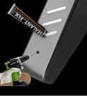 Een hand met een handschoen gebruikt een groene boormachine om een gat te boren in een donkergrijs object, naast een tube "SEALANT FIX".