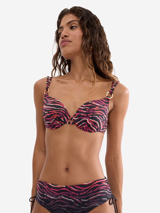 Model draagt een beugelbikini-top met rood-zwart-witte tijgerprint en een bikinibroekje met bijpassende print.