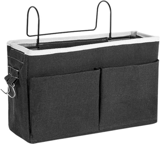 Zwarte bed-organizer met twee vakken aan de voorkant en ophanghaken, geïsoleerd op wit.