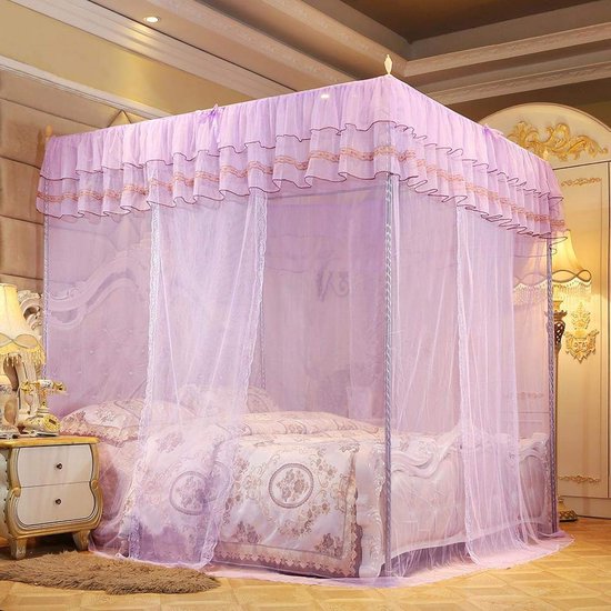 Paarse muskietennetten over een bed met beddengoed met bloemenprint.