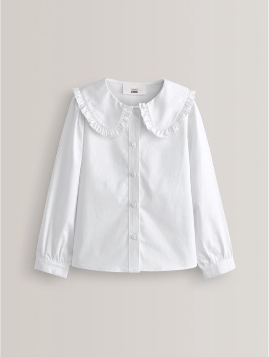 Witte blouse met lange mouwen, rucheskraag en knoopsluiting, voorkant.