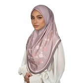 Model met lila hoofddoek met bloemenprint en gedetailleerde rand, gedragen met een witte blouse.