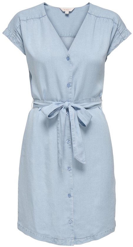 Robe bleu clair à manches courtes, col en V, boutons et ceinture à nouer.