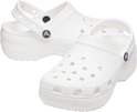 Witte Crocs Classic Platform Clogs voor dames, met draaibare banden en perforaties.