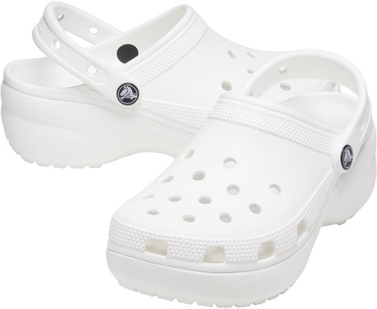 Witte Crocs Classic Platform Clogs voor dames, met draaibare banden en perforaties.