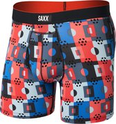 Boxershort met geometrisch patroon in rood, blauw, grijs en zwart. SAXX logo op de zwarte tailleband met rode binnenzijde.
