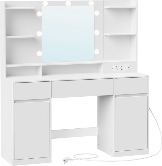 Une coiffeuse blanche épurée avec un miroir éclairé, des étagères, 3 tiroirs et 2 portes. Une prise est à côté.
