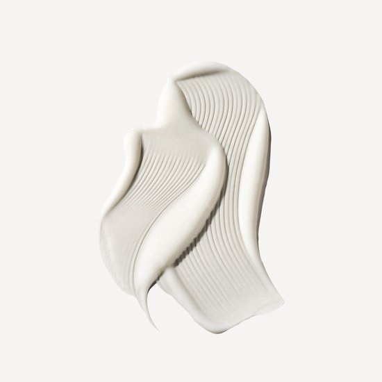 Witte crème in een veeg met geribbelde textuur.