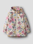 Beige jas voor meisjes met een all-over bloemenprint in roze, paars, blauw en geel.