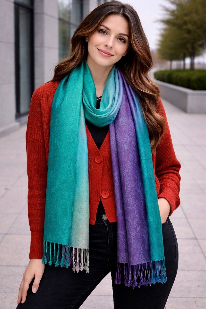 Pashmina Sjaal Dames – Luxe Paisley Sjaal – Zachte Warme Omslagdoek – Elegante Dames Sjaal met Franjes – Fijn geweven trendy Sjaal- Tweezijdige omslagdoek – Verkrijgbaar in Verschillende Kleuren 212/10- Groen met paars details