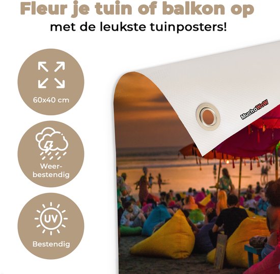 Tuinposter 60x40 cm - Tuindecoratie Toeristen genieten van de zonsondergang bij het strand van Denpasar in Bali, Indonesië - Poster voor in de tuin - Buiten decoratie - Schutting tuinschilderij - Tuindoek muurdecoratie - Wanddecoratie balkondoek