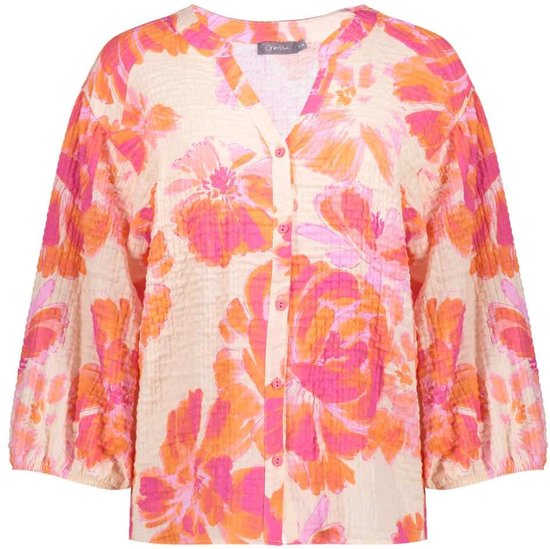 Een lichtroze blouse met wijde, driekwart mouwen. De blouse heeft een grote, abstracte bloemenprint in oranje en fuchsia en knoopjes aan de voorkant.