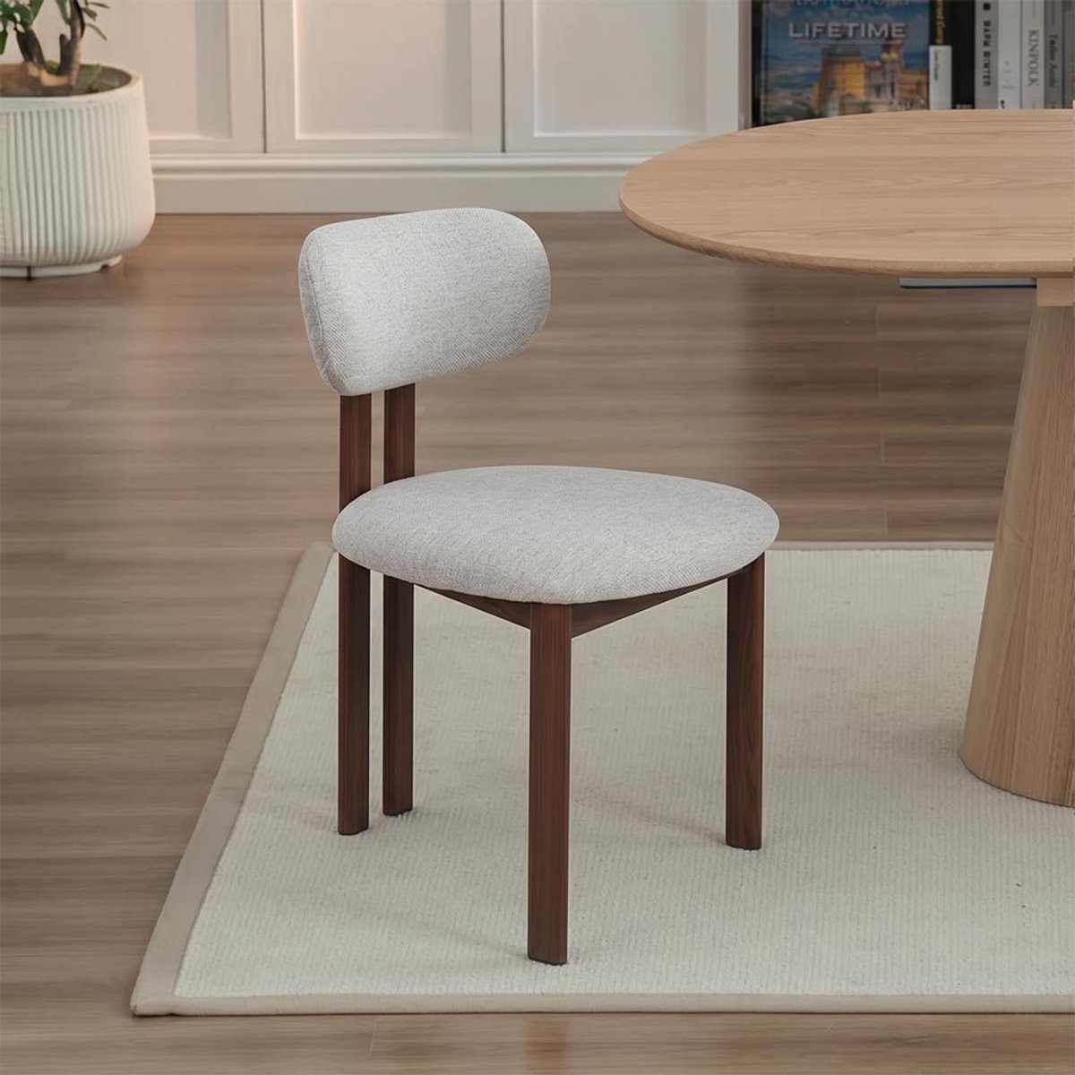 Eetkamerstoel Japandi Noor Beige met walnoot onderstel Mahom