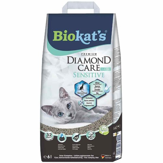 Zak Biokat's Diamond Care Classic Sensitive kattenbakvulling met een blauwgrijze kat.