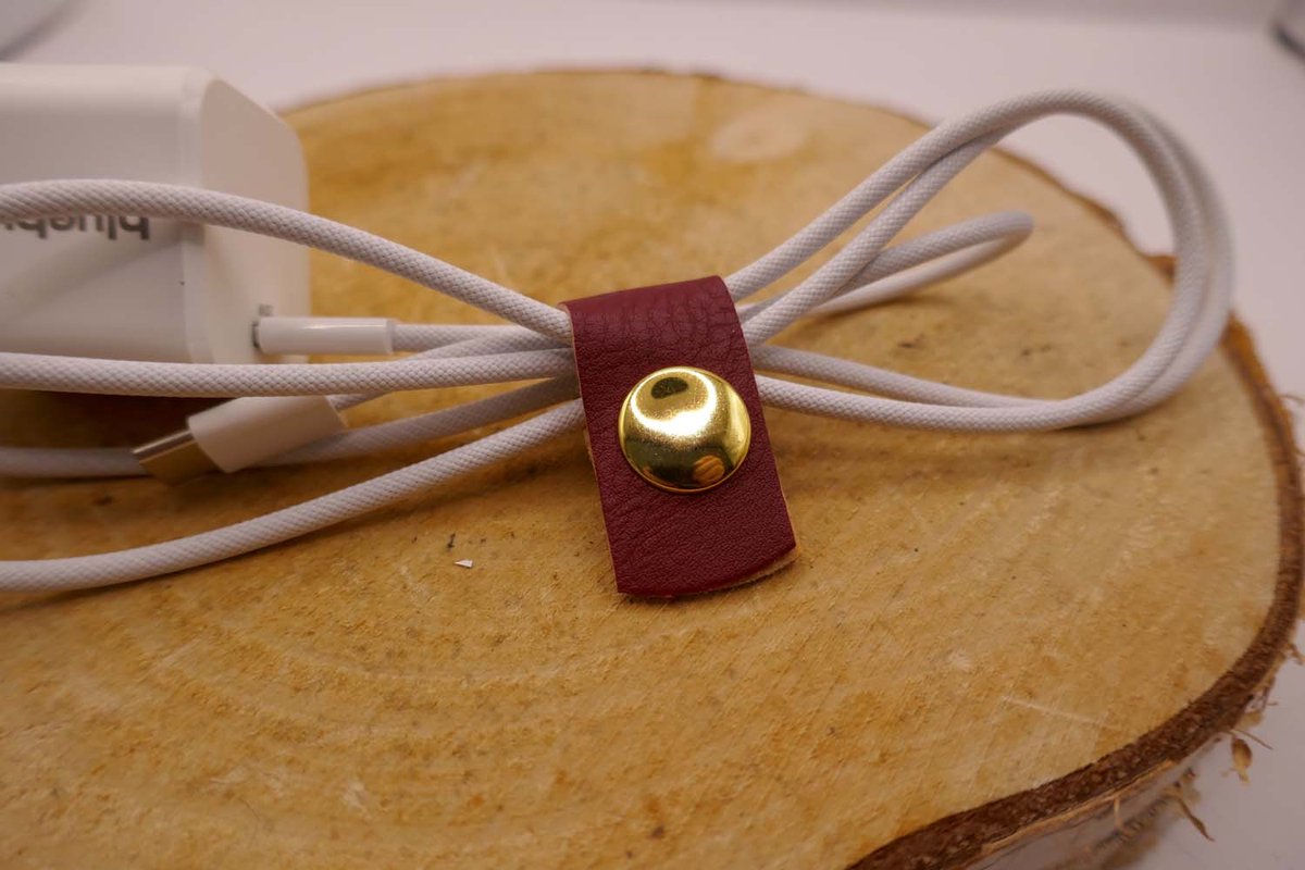 Kabelbinders 4 stuks bordeaux rood met drukkers - kabel organiser - 4 kabelbinders om de kabels niet in de knoop te laten komen - kabelbinders herbruikbaar door middel van een drukker