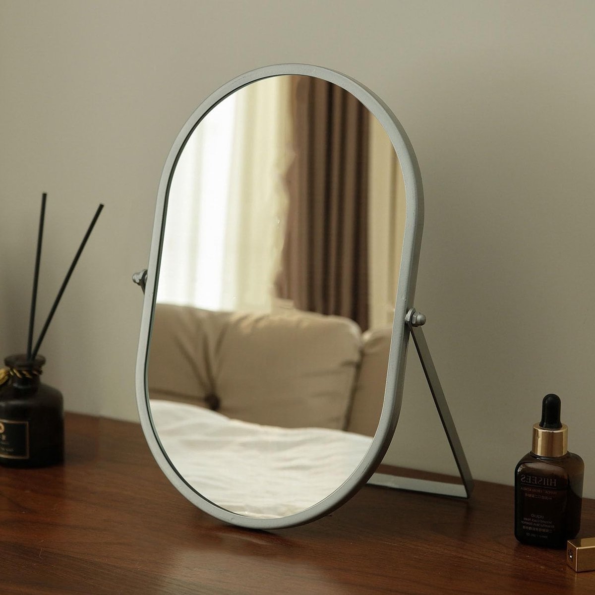 Volledige lengte bureaubladspiegel met standaard en metalen frame voor make-up en styling,