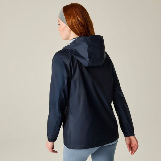 Vrouw met rood haar, van achteren gezien, in een donkerblauwe jas met capuchon.