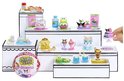 Miniverse Make It Mini Hello Kitty en Friends display met diverse miniatuur etenswaren en figuren.