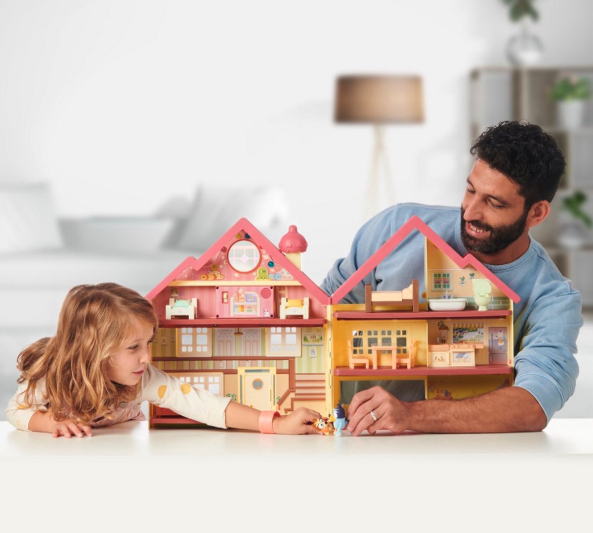 Bluey Speelgoed - Enorm Groot Licht en Geluid Speelhuis - 43 cm Hoog x 76 cm Breed - 3 Figuren en 15 Accessoires - Speelset - Vanaf 3 jaar - Figuren - Poppetjes — afbeelding 12
