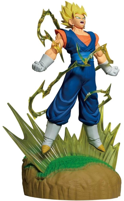 Vegito actiefiguur in blauw en oranje outfit met gele energie-effecten, staand op een rotsachtige basis met groen gras.