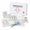 Witte verbanddoos van Technosafety, DIN13164-2022, met rode details. Bevat verband, schaar, pleisters, mondmasker en foliedeken.